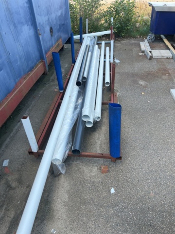 1384563-11 Blandat byggmaterial inkl. plåtdetaljer, stuprör, tegelpannor m.m.