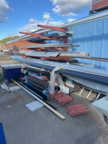 1384563-12 Blandat byggmaterial inkl. plåtdetaljer, stuprör, tegelpannor m.m.