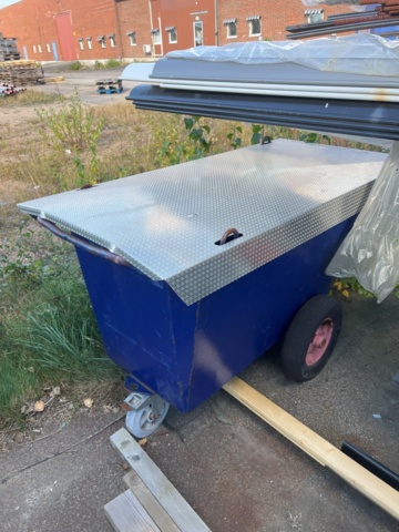 1384563-16 Blandat byggmaterial inkl. plåtdetaljer, stuprör, tegelpannor m.m.