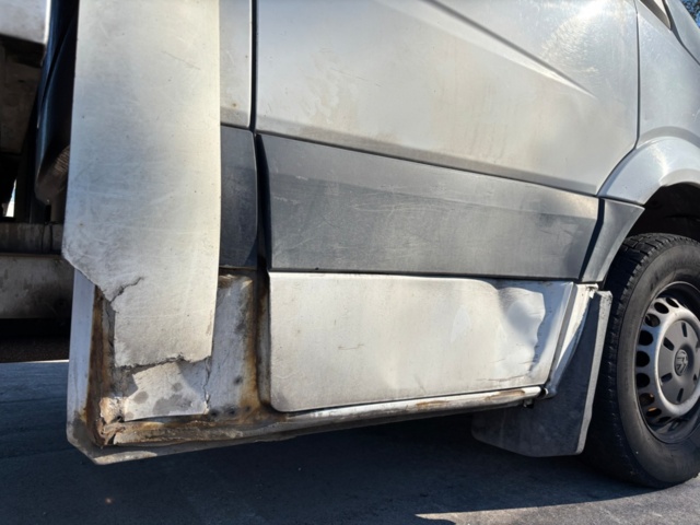 1425548-36 Skåpbil med bakgavellift Volkswagen Crafter Chassi 35, 163hk -2015