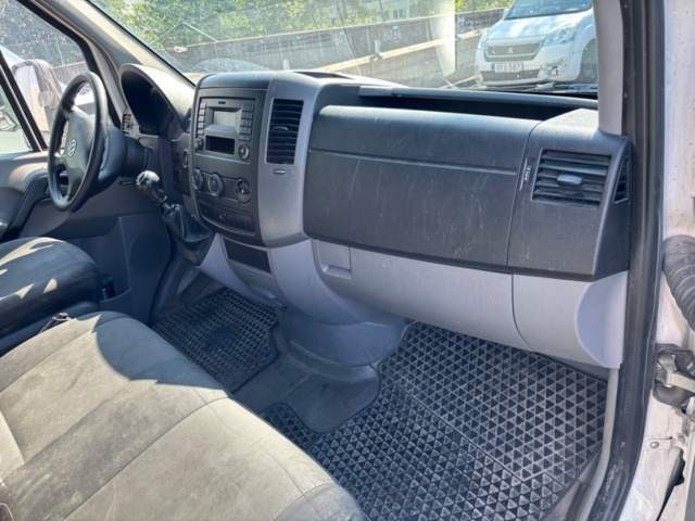 1425548-26 Skåpbil med bakgavellift Volkswagen Crafter Chassi 35, 163hk -2015