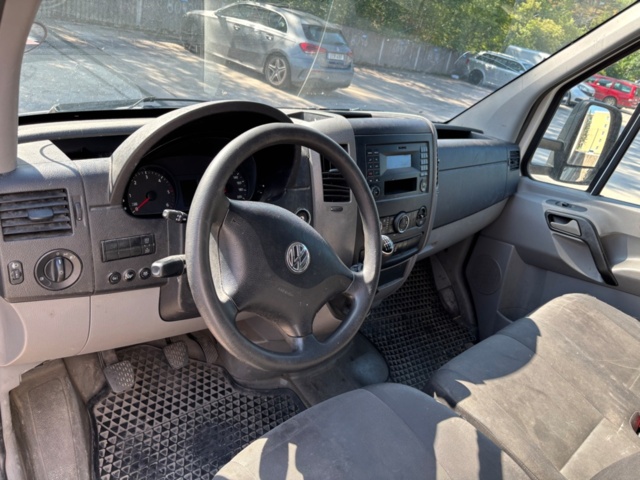 1425548-24 Skåpbil med bakgavellift Volkswagen Crafter Chassi 35, 163hk -2015