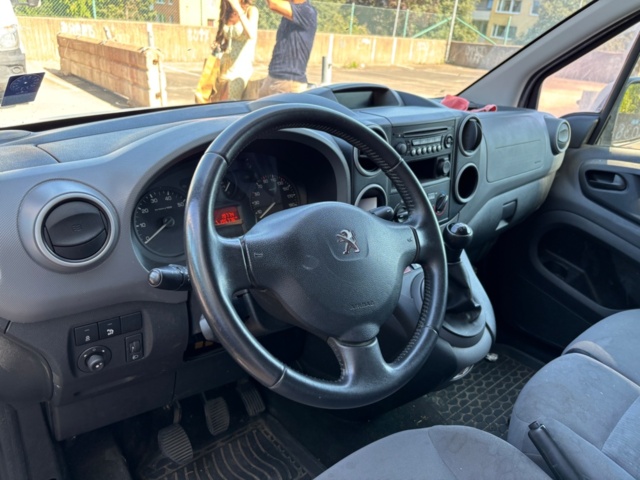 1425549-24 Skåpbil Peugeot Partner 1.6 BlueHDi Manuell, 75hk -2016 (Reparationsobjekt)