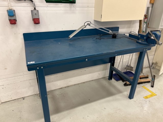 1363377-1 Arbetsbänk med skruvstäd