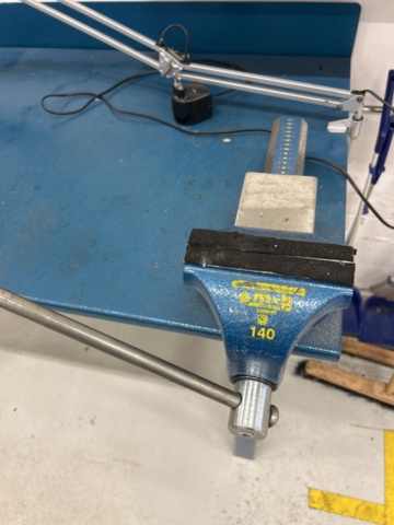 1363377-2 Arbetsbänk med skruvstäd