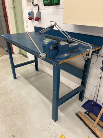 1363377-3 Arbetsbänk med skruvstäd