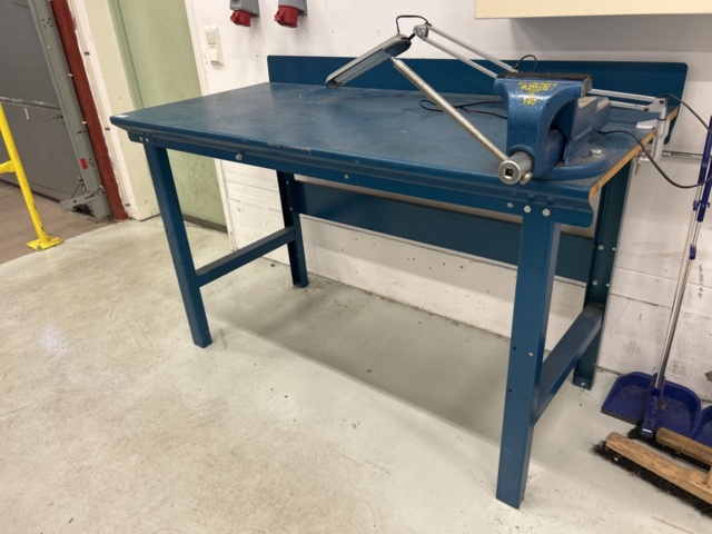 1363377-4 Arbetsbänk med skruvstäd