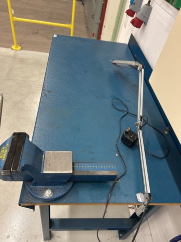 1363377-5 Arbetsbänk med skruvstäd