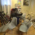 1408877-10 Cyklar, stolar, leksakskök, diverse möbler