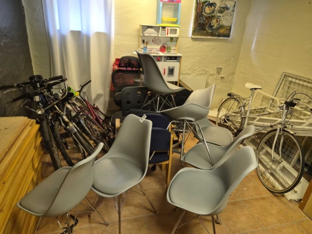 1408877-10 Cyklar, stolar, leksakskök, diverse möbler