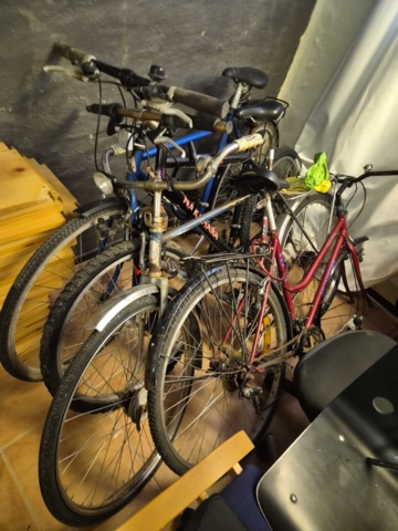 1408877-11 Cyklar, stolar, leksakskök, diverse möbler