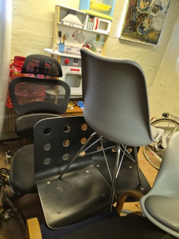 1408877-12 Cyklar, stolar, leksakskök, diverse möbler