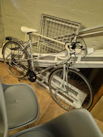 1408877-13 Cyklar, stolar, leksakskök, diverse möbler