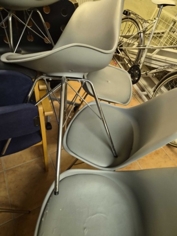 1408877-14 Cyklar, stolar, leksakskök, diverse möbler