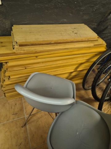 1408877-15 Cyklar, stolar, leksakskök, diverse möbler