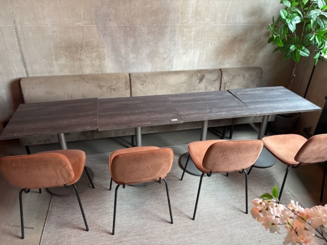 1425874-17 Chambre separee möblemang - Bord 4 st, stolar 4 st, soffor 3 sektioner, lampa 20 glödlampor