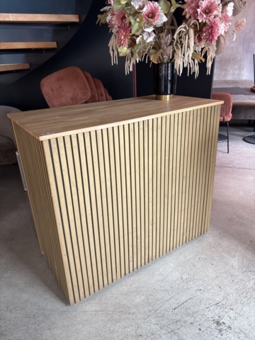 1425875-2 Hovmästarpulpet, barbord, menytavla, reklamskylt, klädhängare 2 st