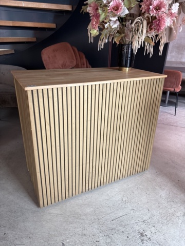 1425875-3 Hovmästarpulpet, barbord, menytavla, reklamskylt, klädhängare 2 st