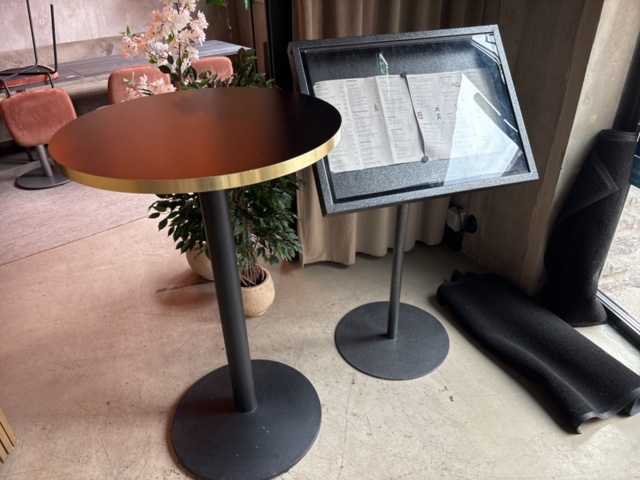 1425875-4 Hovmästarpulpet, barbord, menytavla, reklamskylt, klädhängare 2 st