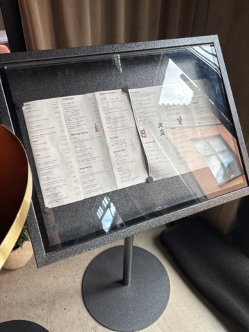 1425875-6 Hovmästarpulpet, barbord, menytavla, reklamskylt, klädhängare 2 st