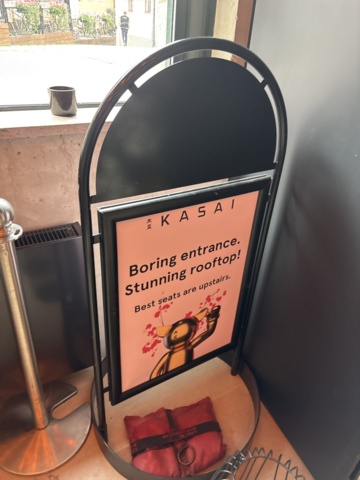 1425875-7 Hovmästarpulpet, barbord, menytavla, reklamskylt, klädhängare 2 st