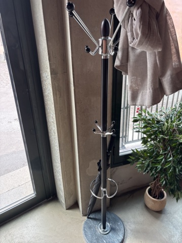 1425875-8 Hovmästarpulpet, barbord, menytavla, reklamskylt, klädhängare 2 st