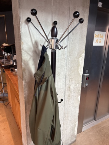 1425875-9 Hovmästarpulpet, barbord, menytavla, reklamskylt, klädhängare 2 st