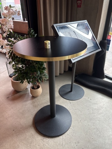 1425875-13 Hovmästarpulpet, barbord, menytavla, reklamskylt, klädhängare 2 st