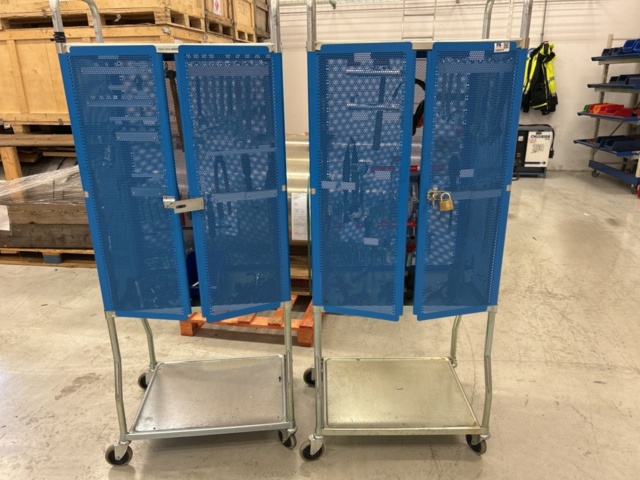 1363372-1 Verktygsvagnar 2 st med innehåll