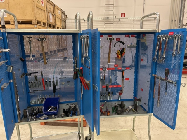 1363372-3 Verktygsvagnar 2 st med innehåll