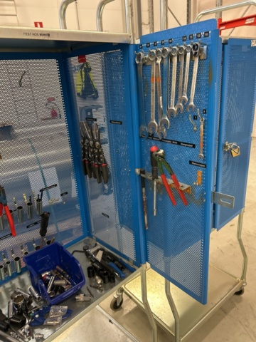 1363372-5 Verktygsvagnar 2 st med innehåll