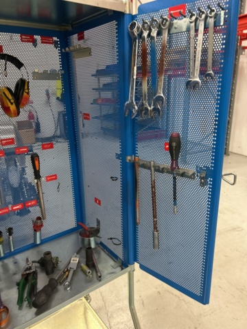 1363372-6 Verktygsvagnar 2 st med innehåll