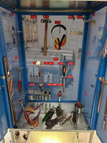 1363372-8 Verktygsvagnar 2 st med innehåll