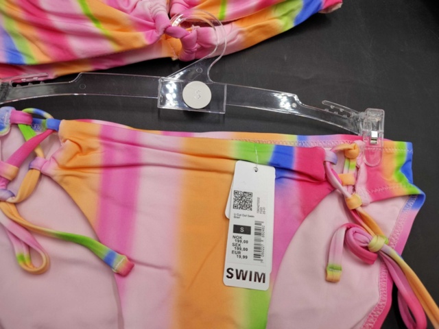 1411184-2 Swimwear 58 pcs – Mixed models, different colors and sizes