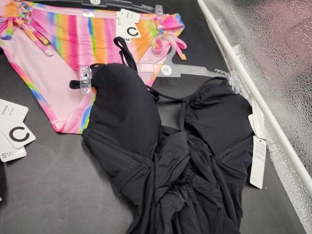 1411184-6 Swimwear 58 pcs – Mixed models, different colors and sizes