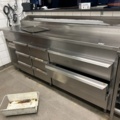 1423306-1 Rostfri kylbänk med ränna och 9 lådor