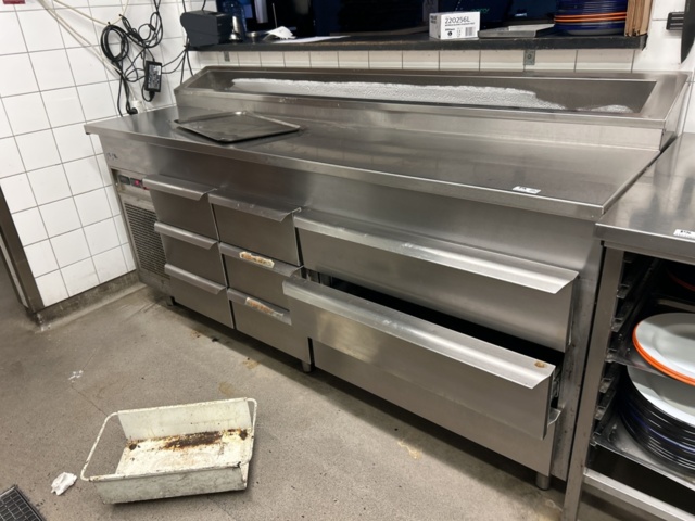 1423306-1 Rostfri kylbänk med ränna och 9 lådor