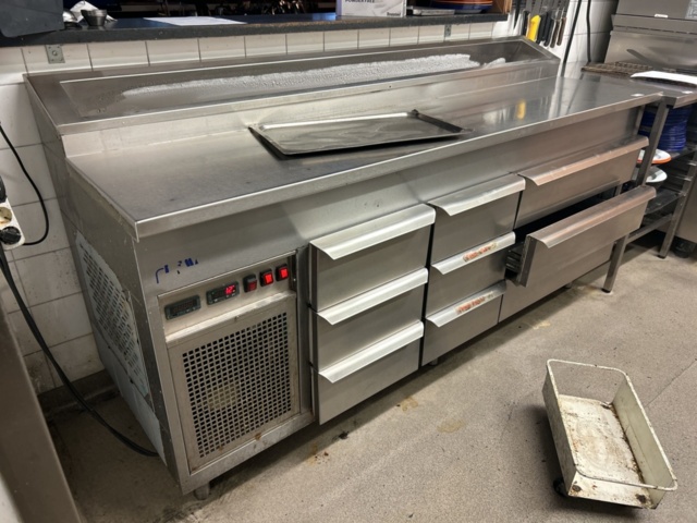 1423306-2 Rostfri kylbänk med ränna och 9 lådor