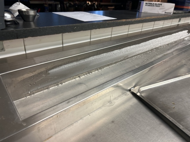 1423306-3 Rostfri kylbänk med ränna och 9 lådor