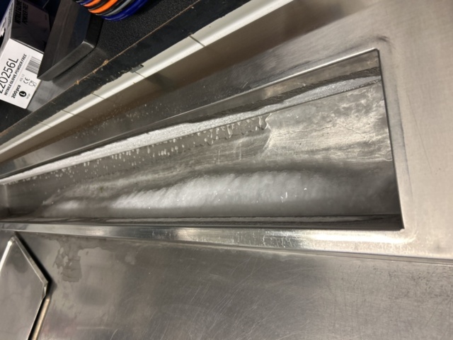 1423306-4 Rostfri kylbänk med ränna och 9 lådor