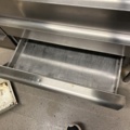 1423306-5 Rostfri kylbänk med ränna och 9 lådor
