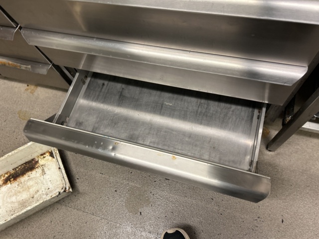 1423306-5 Rostfri kylbänk med ränna och 9 lådor