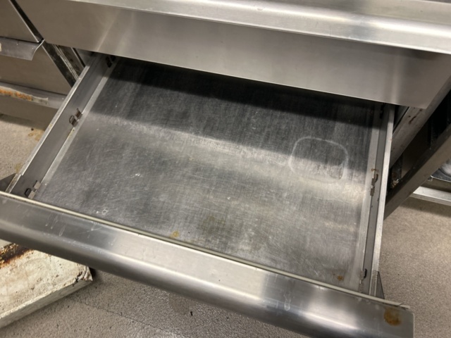 1423306-6 Rostfri kylbänk med ränna och 9 lådor