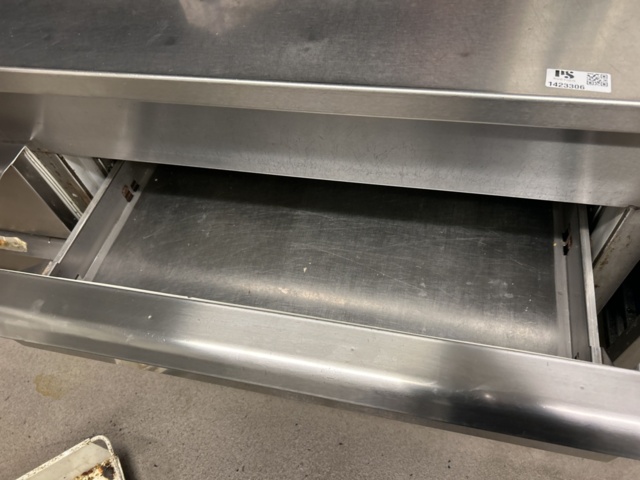 1423306-7 Rostfri kylbänk med ränna och 9 lådor