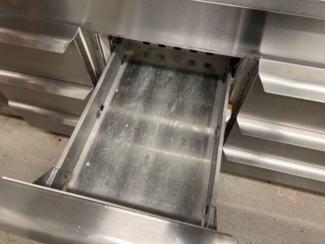 1423306-8 Rostfri kylbänk med ränna och 9 lådor