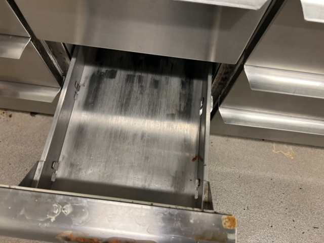 1423306-9 Rostfri kylbänk med ränna och 9 lådor