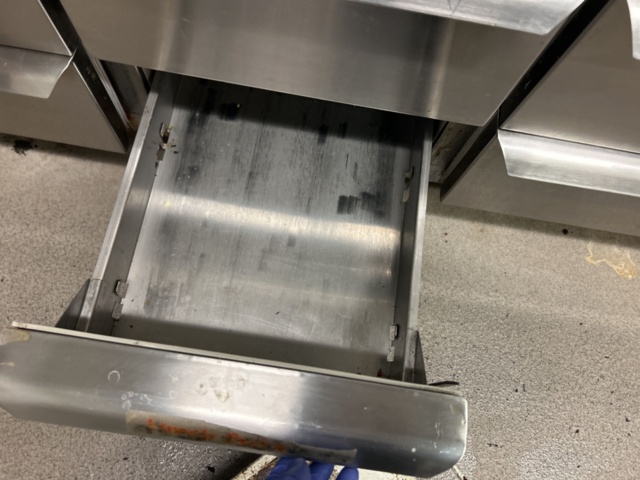 1423306-10 Rostfri kylbänk med ränna och 9 lådor