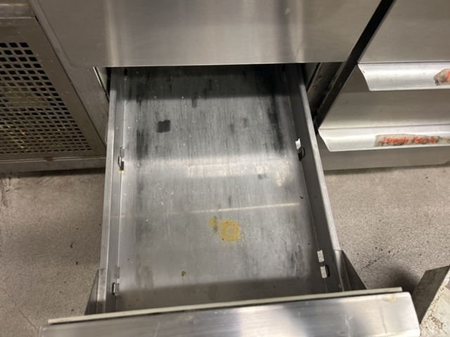 1423306-12 Rostfri kylbänk med ränna och 9 lådor