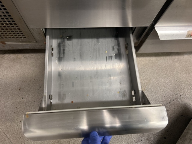 1423306-13 Rostfri kylbänk med ränna och 9 lådor