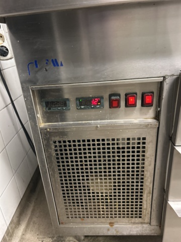 1423306-14 Rostfri kylbänk med ränna och 9 lådor